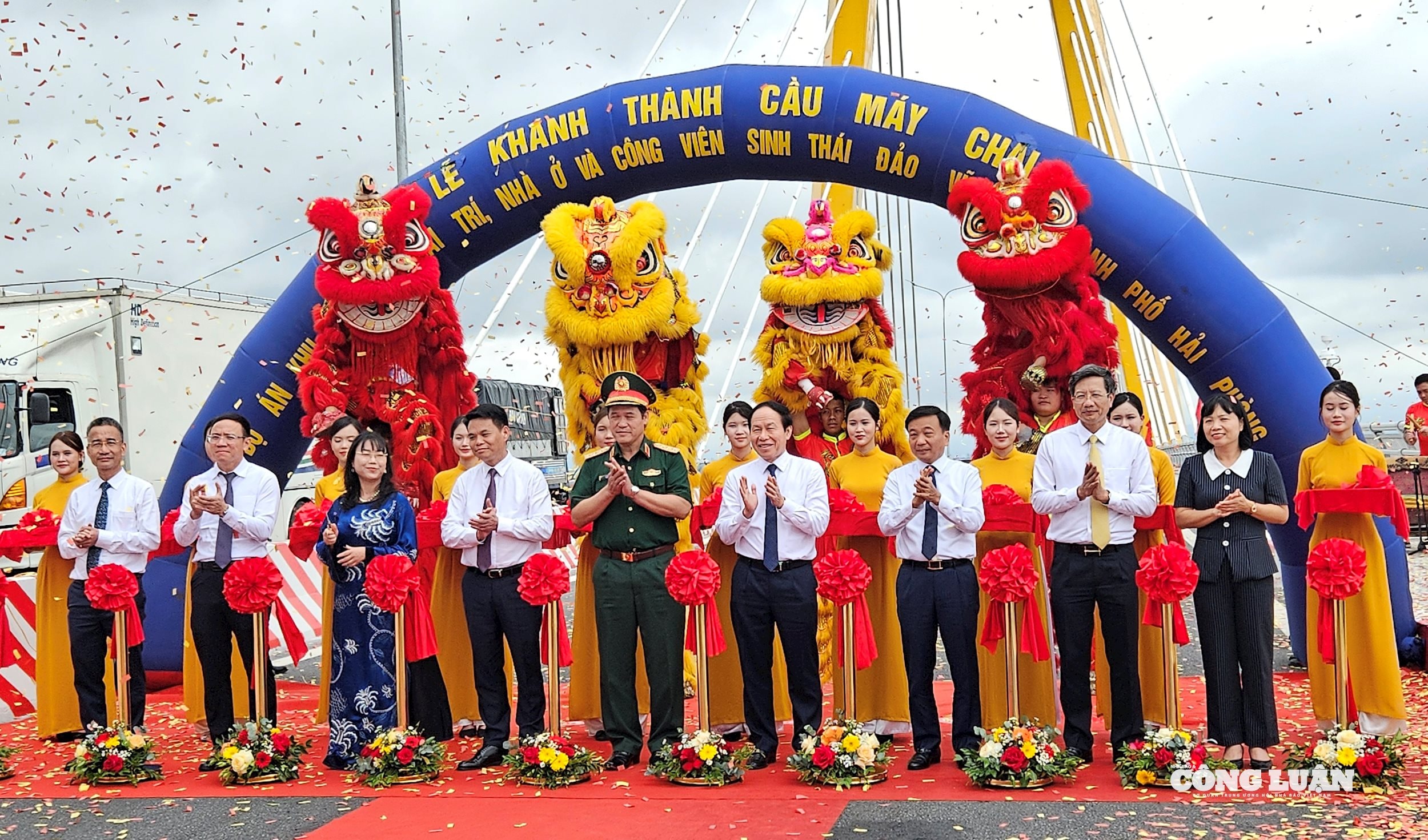 Các đại biểu thực hiện nghi thức khánh thành cầu Máy Chai.