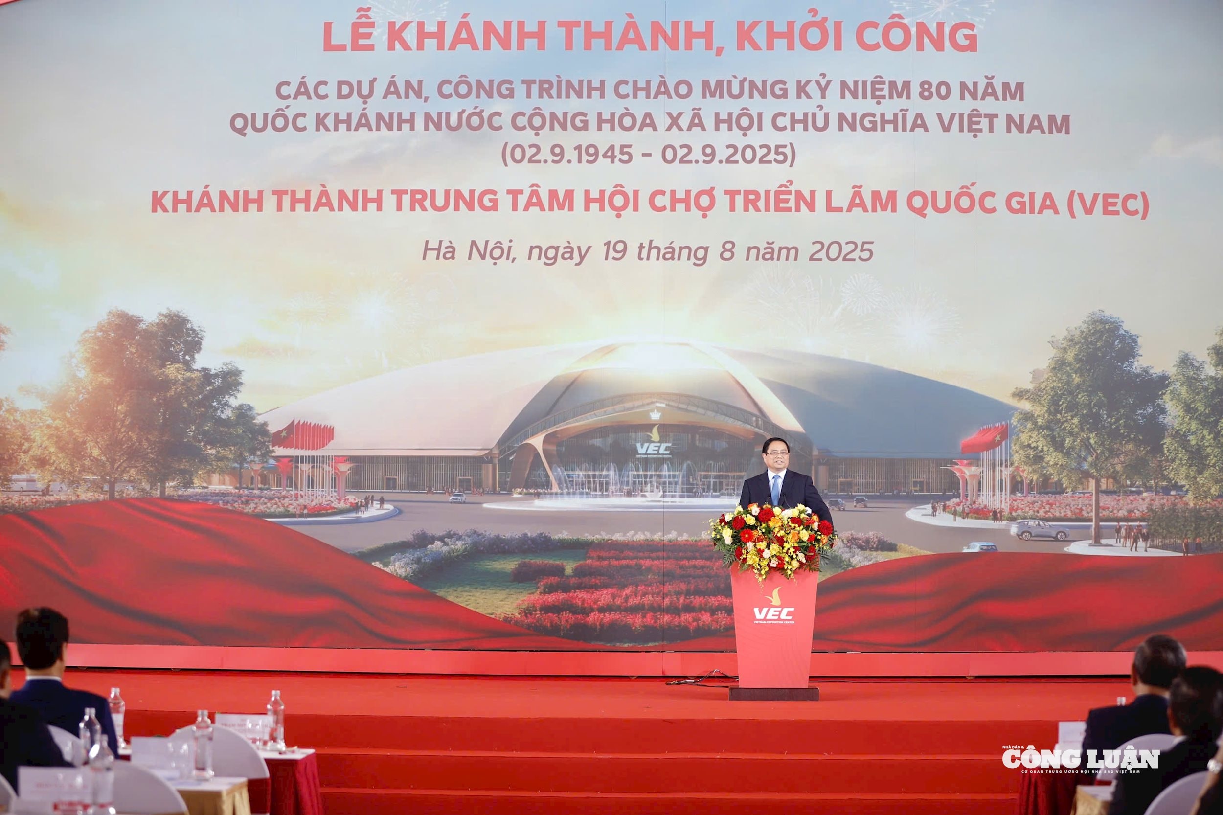 Thời gian qua, dưới sự lãnh đạo của Đảng, Chính phủ, Thủ tướng Chính phủ cũng đã quyết liệt chỉ đạo việc tập trung nguồn lực thực hiện 3 đột phá chiến lược để phát triển đất nước nhanh và bền vững, trong đó có phát triển hạ tầng chiến lược, khơi thông mọi nguồn lực để phát triển đất nước.