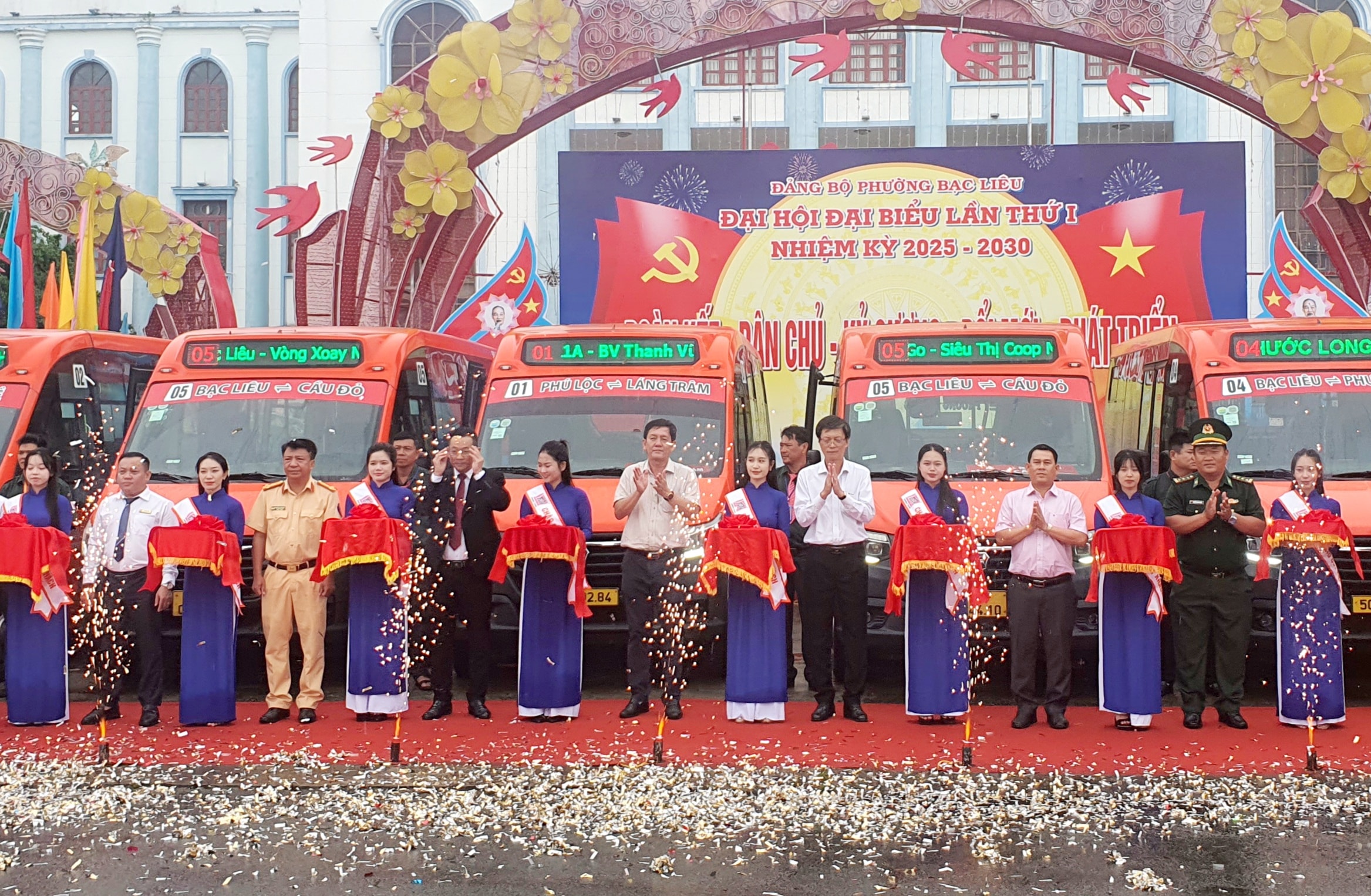 Các đại biểu cắt băng khai trương các tuyến xe buýt.