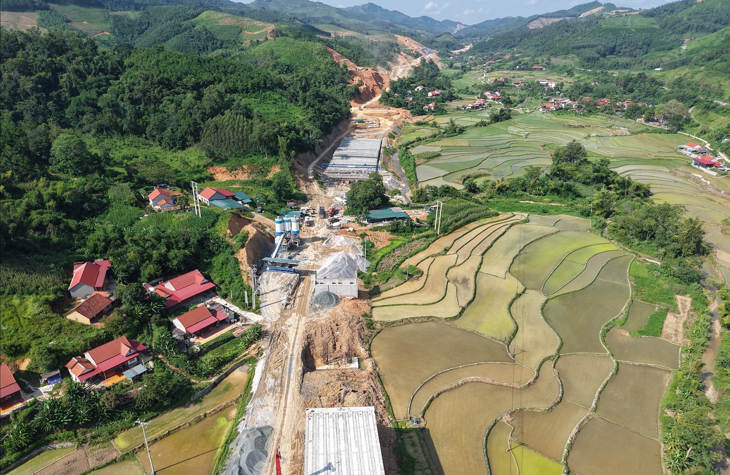 Ảnh 1.Tháo gỡ những khó khăn về giải phóng mặt bằng, vật liệu thi công để bảo đảm tiến độ thực hiện các dự án đường bộ cao tốc.Ảnh.Ngọc Hải