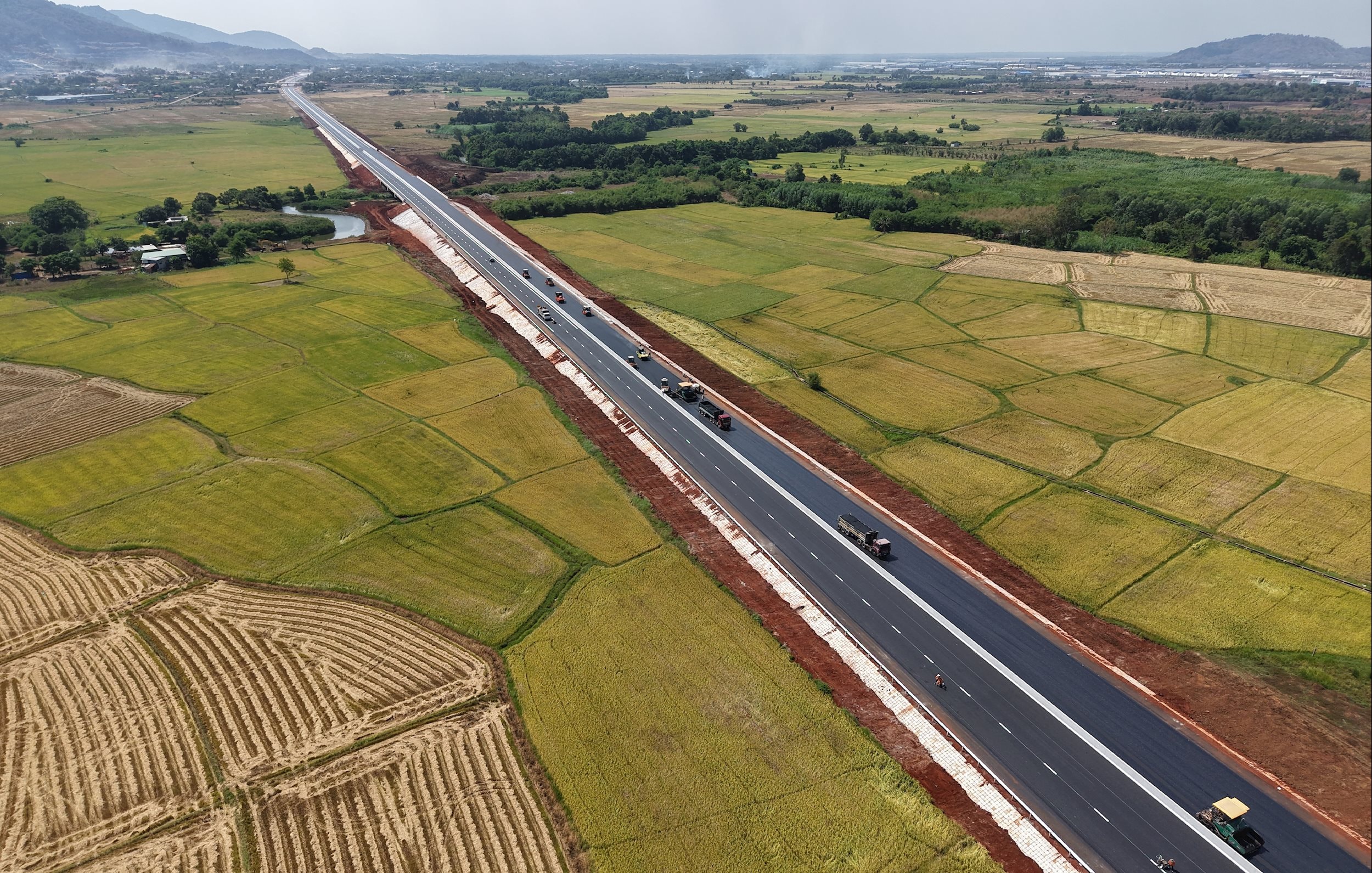 Ảnh 2. Hoàn thành 3.000km đường bộ cao tốc vào cuối năm 2025 sẽ là bước tiến lớn của hạ tầng giao thông Việt Nam.Ảnh.Ngọc Hải