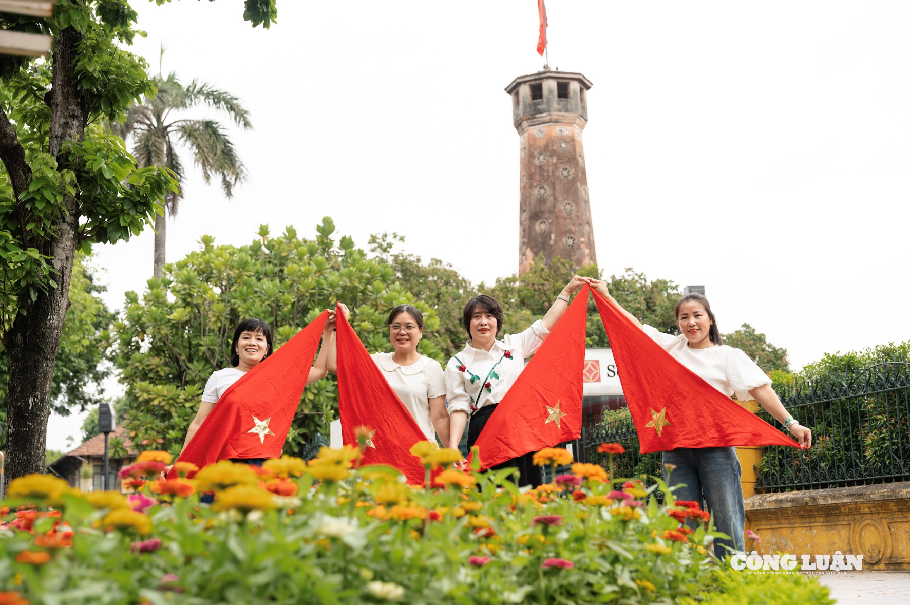 Trên nhiều tuyến phố chính như: Nguyễn Thái Học, Chu Văn An, Độc Lập, Hoàng Diệu, Hùng Vương, Đinh Tiên Hoàng, Thanh Niên, Điện Biên Phủ, Tràng Tiền, Hàng Mã... đều rực rỡ sắc đỏ của màu cờ, băng rôn, khẩu hiệu, tranh cổ động, pano lớn. 