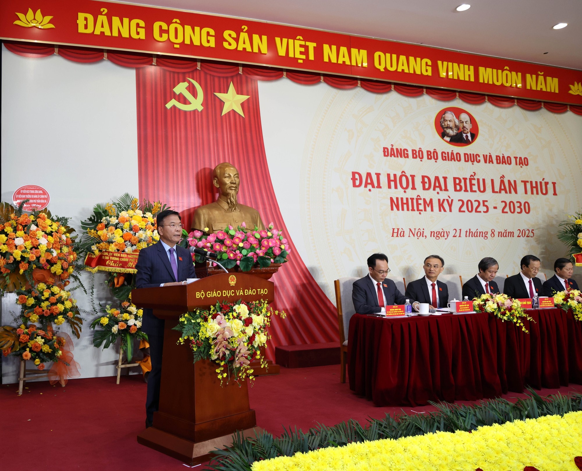Phó Thủ tướng Lê Thành Long: Tạo cơ chế, chính sách đặc thù, vượt trội trong phát triển và quản lý giáo dục- Ảnh 4. Phó Thủ tướng Lê Thành Long: Tạo cơ chế, chính sách đặc thù, vượt trội trong phát triển và quản lý giáo dục- Ảnh 4.