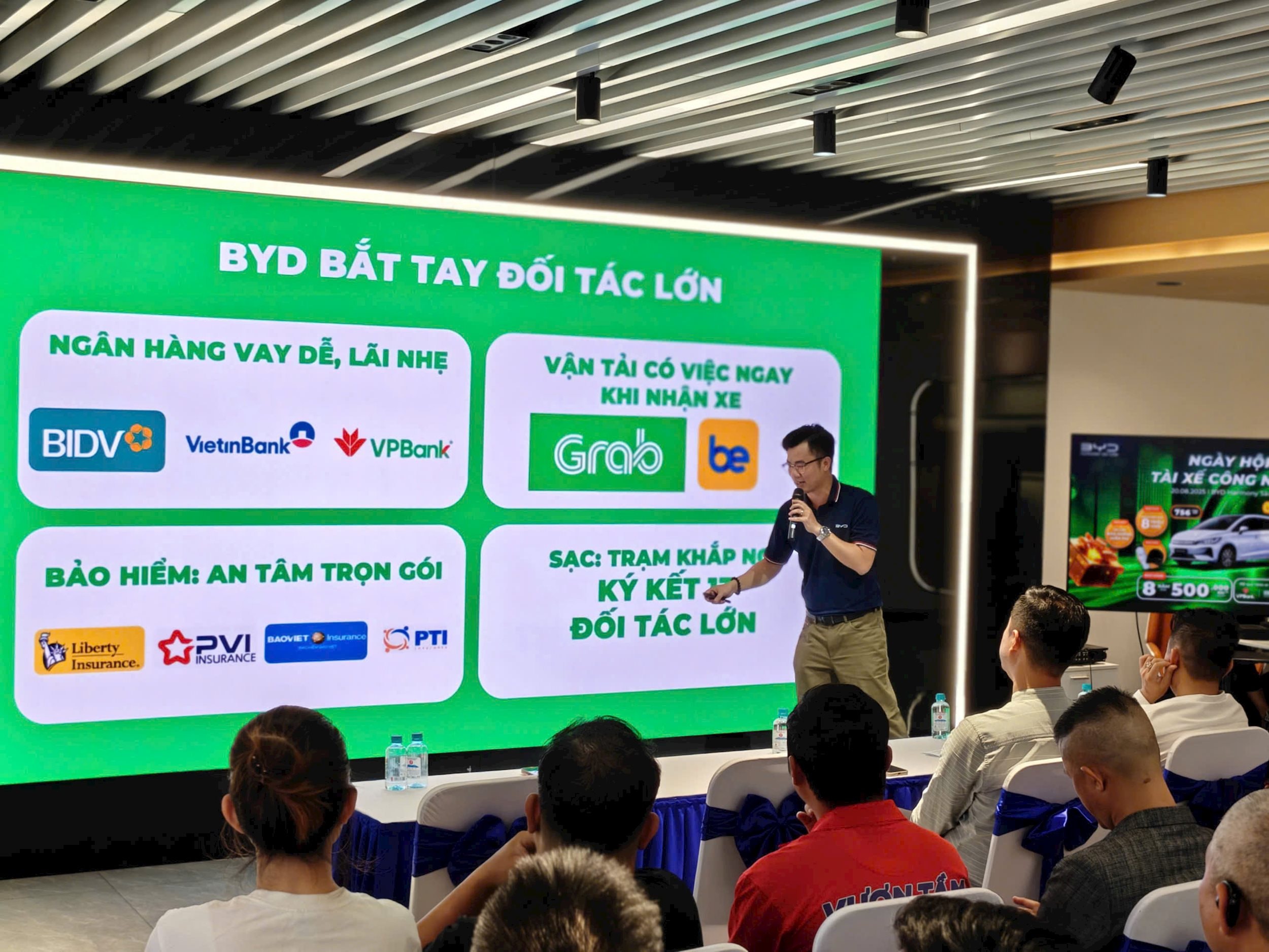 Ông Huỳnh Tấn Mỹ chia sẻ với khách hàng dịch vụ về hệ thống đại lý BYD trên toàn quốc.