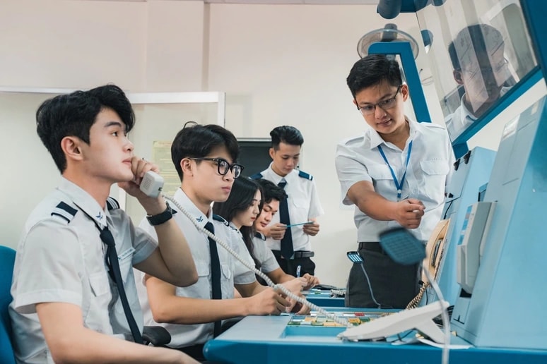 Điểm chuẩn dự kiến của Học viện Hàng không Việt Nam tăng, có ngành tới 5 điểm, ngành cao nhất dự kiến lấy 27 điểm.