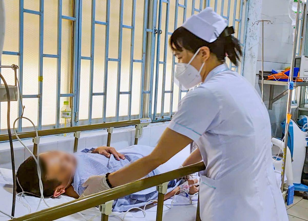 Các y, bác sĩ điều trị cho bệnh nhân ngộ độc sau khi ăn cá nóc gạo. Ảnh: Trang Hiếu