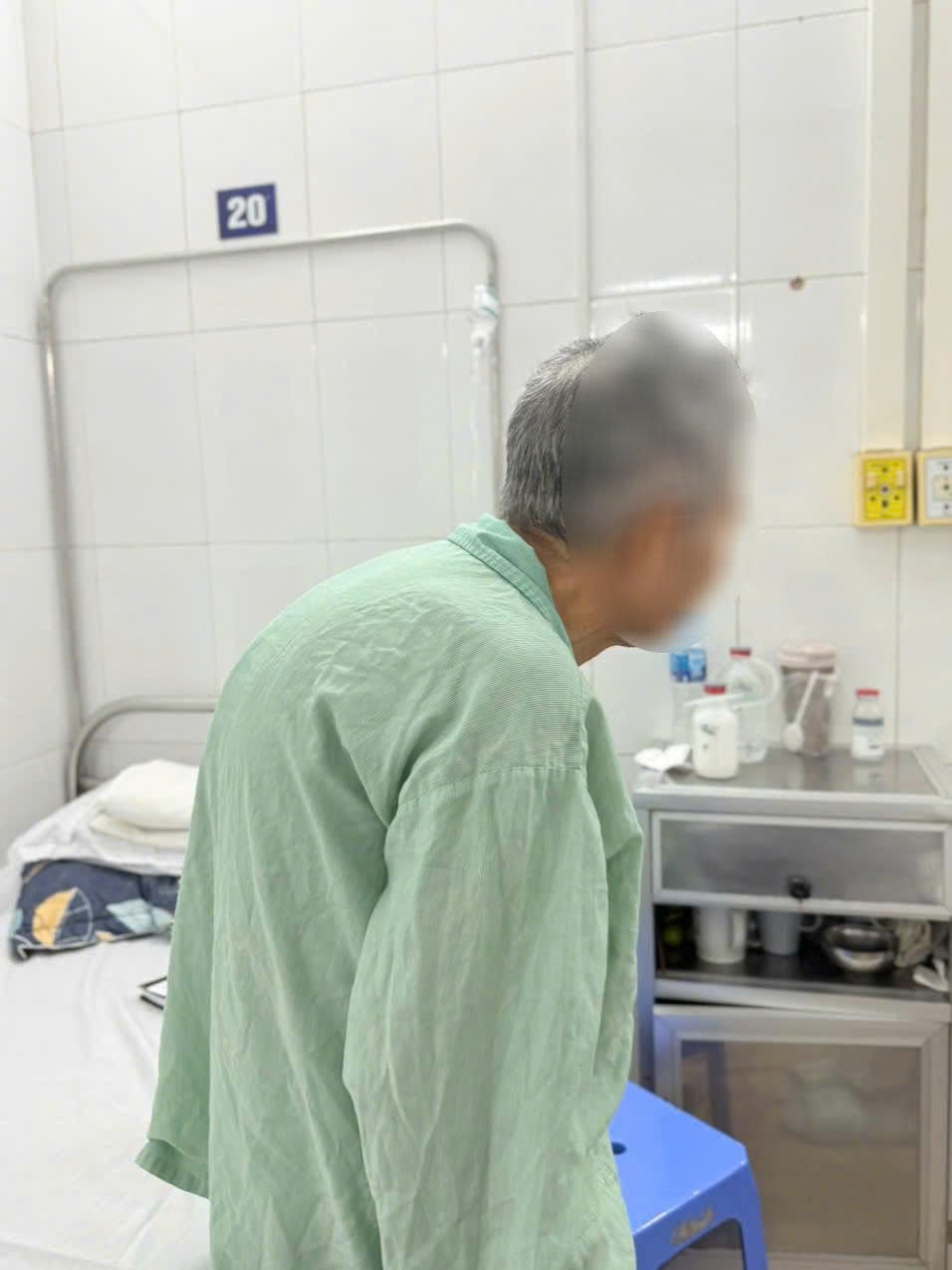 Bệnh nhân 'nửa nằm, nửa ngồi' trong ca phẫu thuật ung thư dạ dày- Ảnh 1.