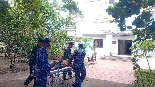 Quân y ở Trường Sa cấp cứu ngư dân suýt hỏng mắt vì nổ bình ắc quy- Ảnh 1.