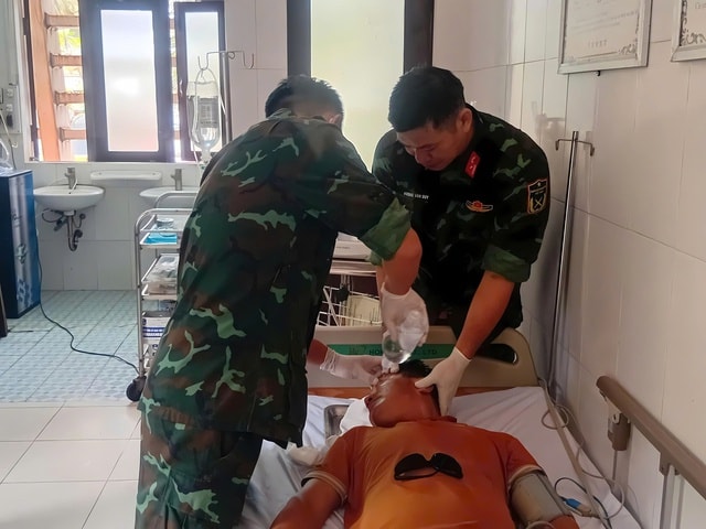 Quân y ở Trường Sa cấp cứu ngư dân suýt hỏng mắt vì nổ bình ắc quy- Ảnh 2.