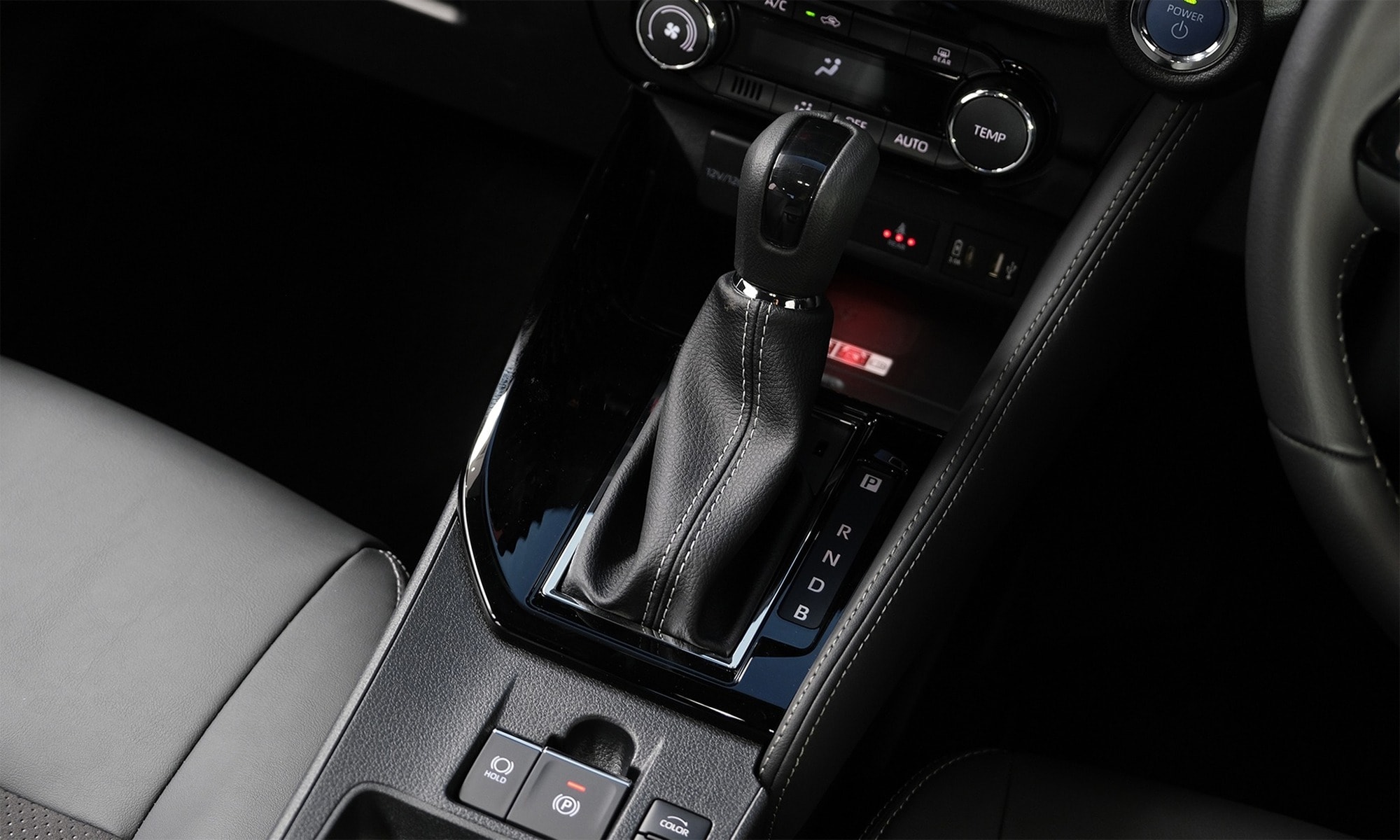 Khu vực cần số và cụm phím điều khiển - Ảnh: Autolife Thailand