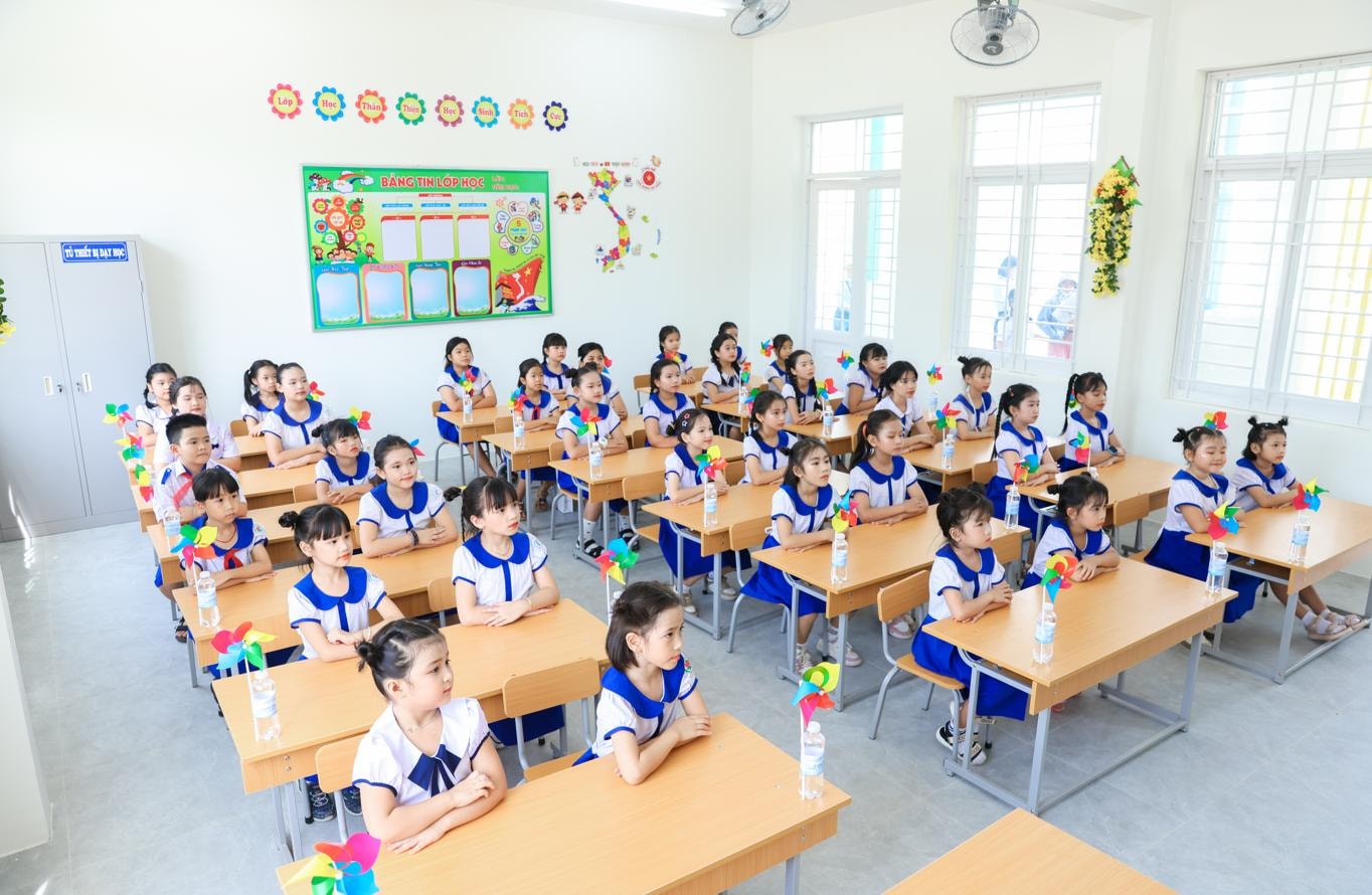 Trường được trang bị đầy đủ cơ sở vật chất hiện đại cho dạy và học