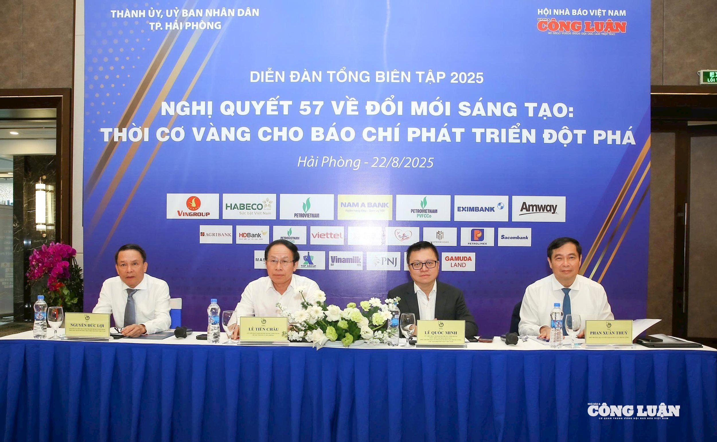 Các đồng chí chủ trì diễn đàn