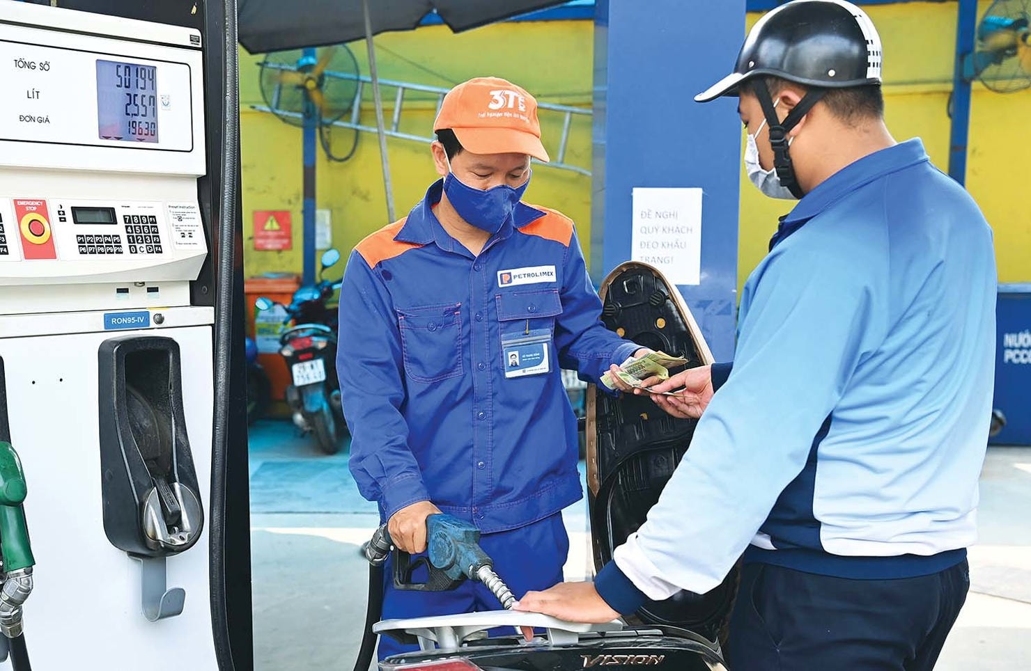 Giá xăng dầu hôm nay 23/8: Giá xăng bật tăng, giá dầu tiếp tục giảm