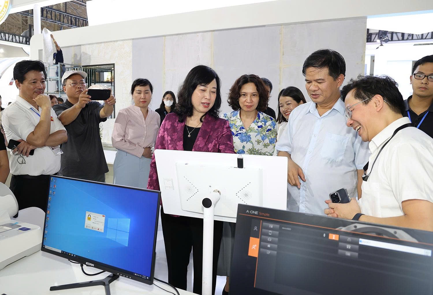 Bộ trưởng Đào Hồng Lan kiểm tra, đôn đốc tiến độ thực hiện Triển lãm thành tựu Y tế Việt Nam - Ảnh 1.