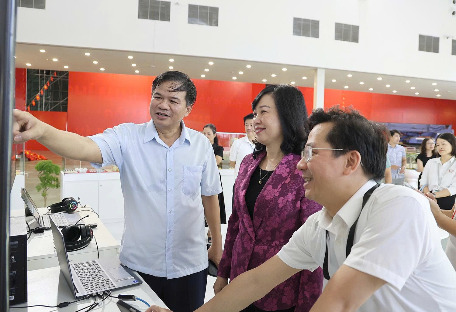 Bộ trưởng Đào Hồng Lan kiểm tra, đôn đốc tiến độ thực hiện Triển lãm thành tựu Y tế Việt Nam - Ảnh 2.