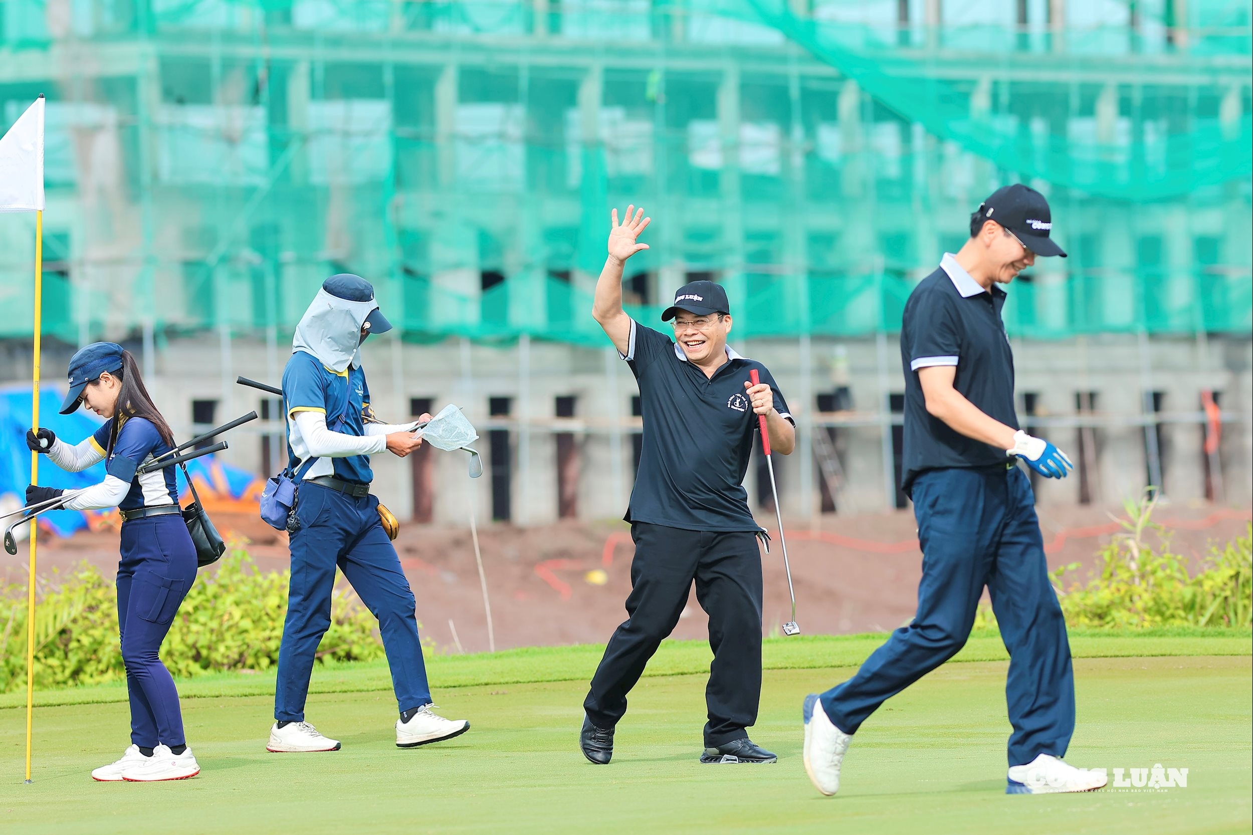 Các golfer đến giải đấu với tinh thần hứng khởi.