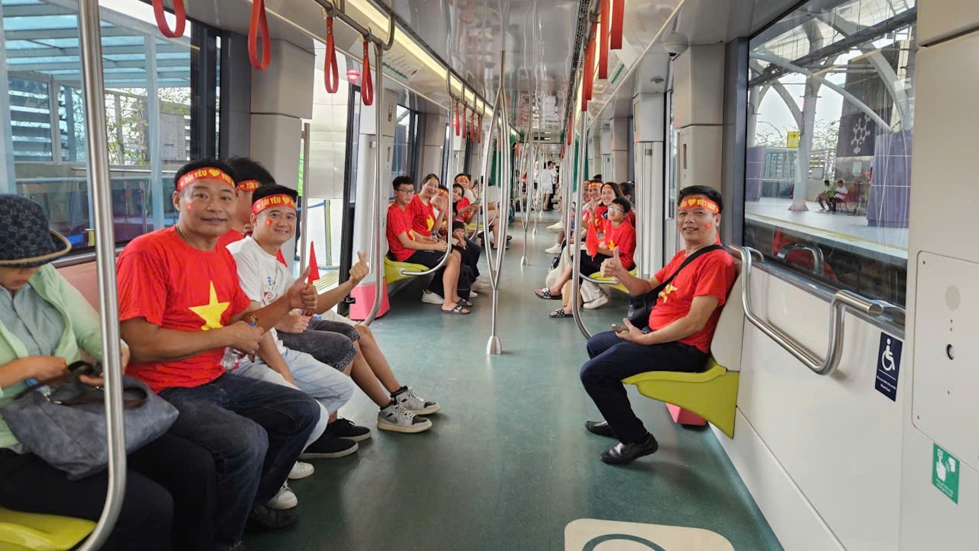 Hà Nội: Hàng nghìn người dân sử dụng tàu điện hướng về trung tâm