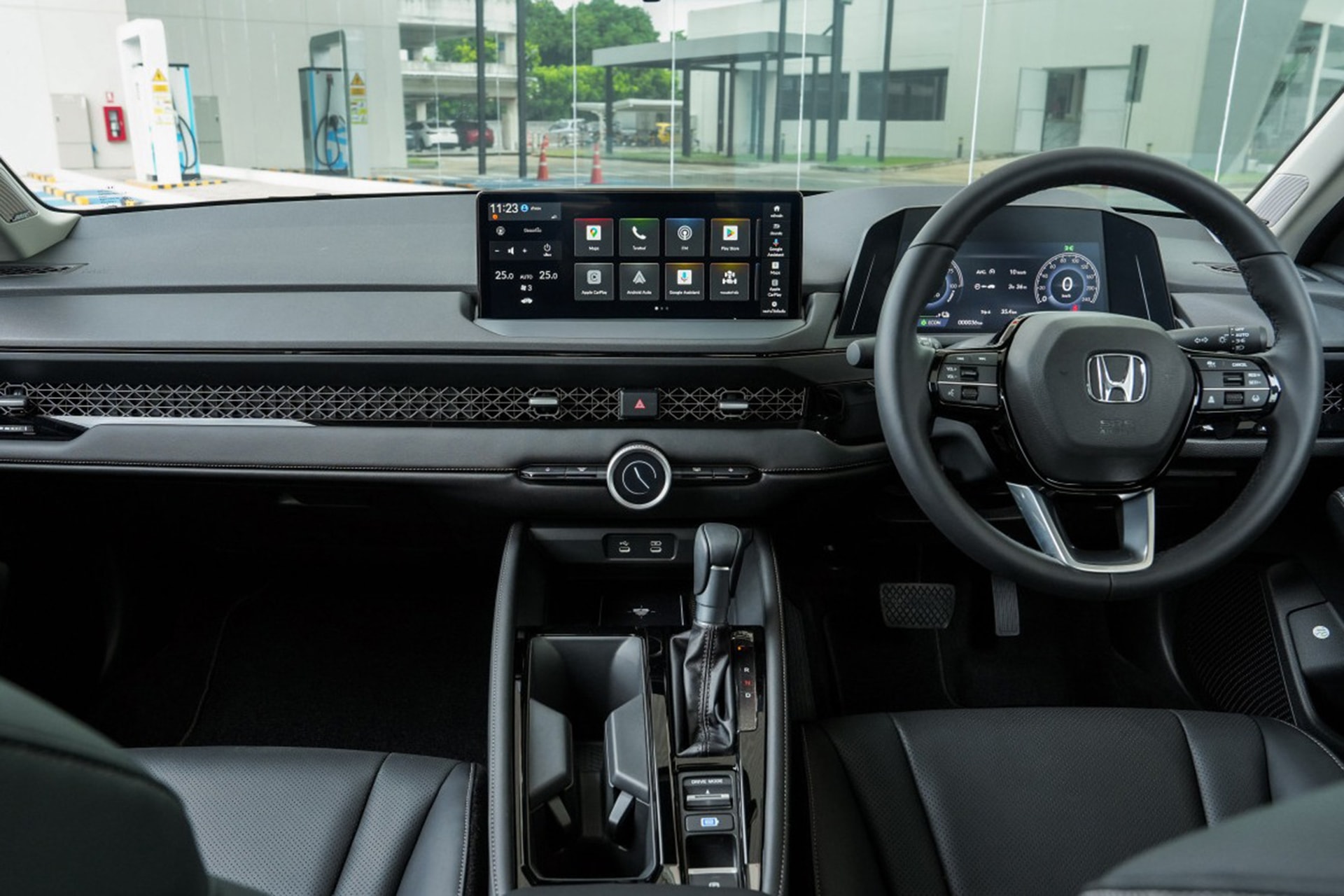 Thiết kế khoang lái Honda Accord e:HEV 2025 - Ảnh: Autodeft