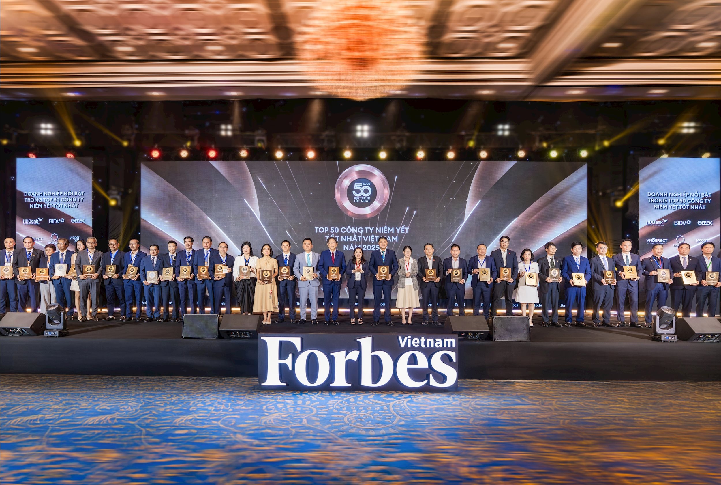 Top 50 DN niêm yết năm 2025