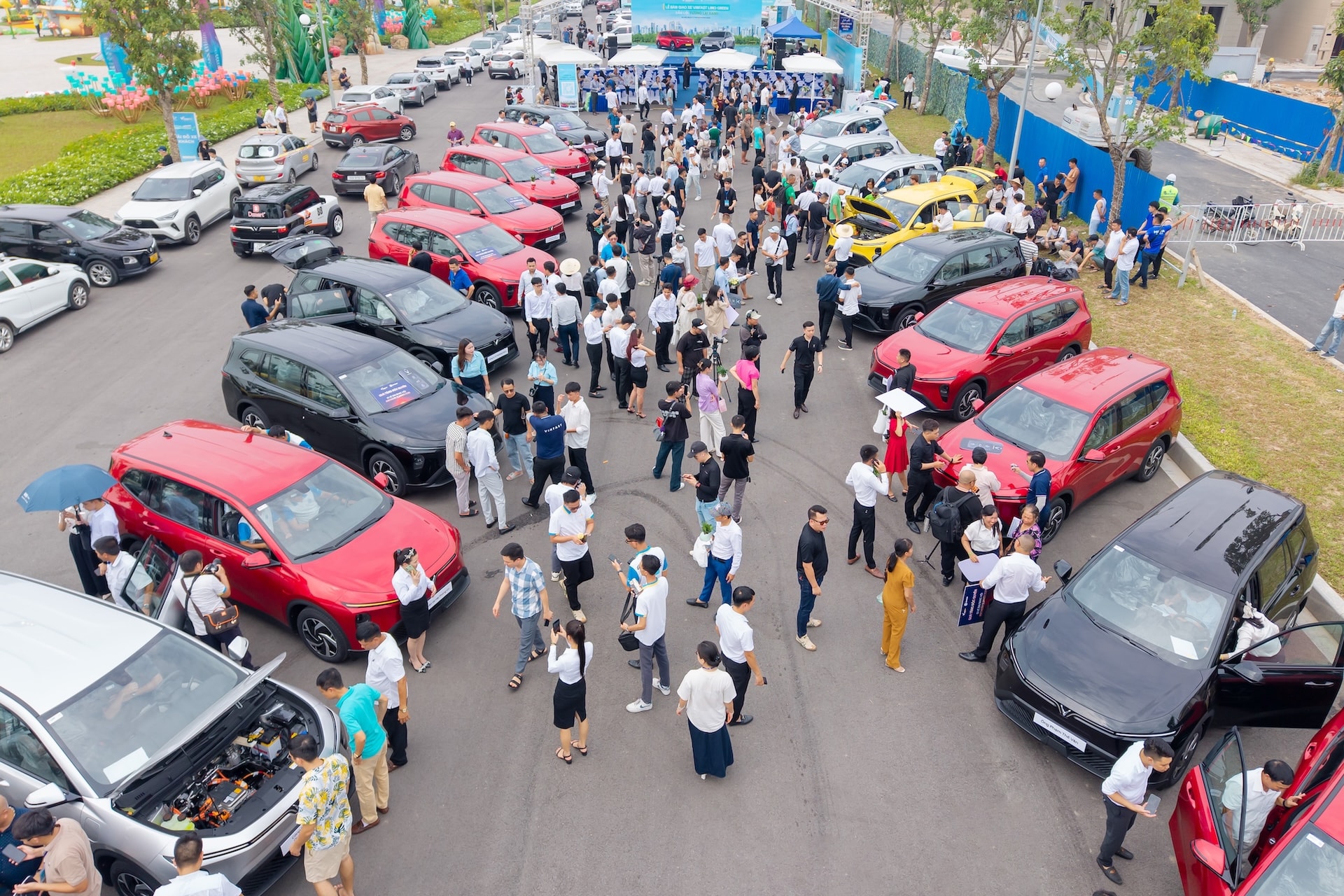 VinFast bắt đầu bàn giao mẫu MPV thuần điện 7 chỗ ngồi Limo Green đến tay khách hàng.