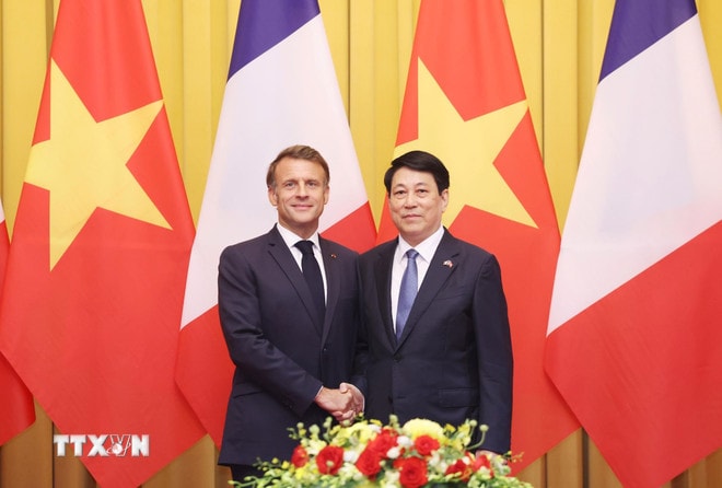 Chủ tịch nước Lương Cường và Tổng thống Pháp Emmanuel Macron chụp ảnh chung trước hội đàm (tháng 5/2025). (Ảnh: Lâm Khánh/TTXVN) ttxvn-chu-tich-nuoc-luong-cuong-hoi-dam-voi-tong-thong-phap-emmanuel-macron-2605-1.jpg