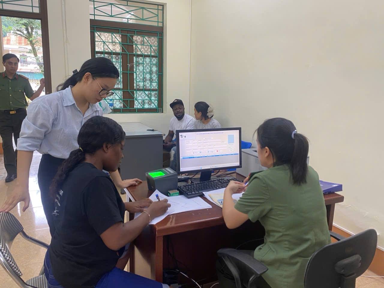 lào cai giúp người nước ngoài định danh điện tử