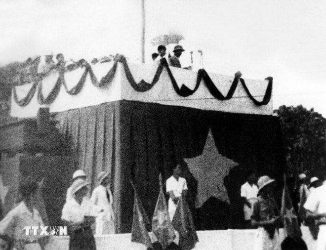 Sáng 2/9/1945, tại Quảng trường Ba Đình lịch sử, Chủ tịch Hồ Chí Minh đọc Tuyên ngôn Độc lập, khai sinh nước Việt Nam Dân chủ Cộng hòa. Người cũng là kiến trúc sư của nền ngoại giao Việt Nam hiện đại, là người Thầy lớn của các thế hệ cán bộ ngoại giao. (Ảnh: TTXVN) ttxvn-tuyen-ngon-doc-lap.jpg