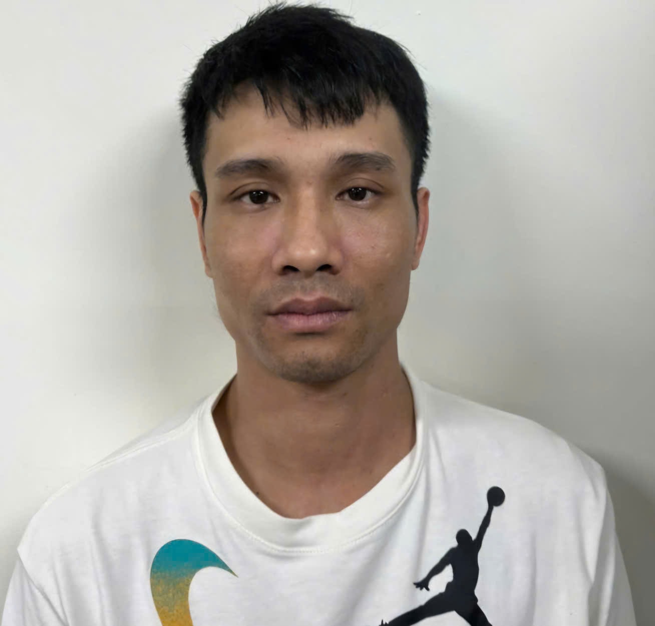 Đối tượng Nguyễn Thanh Tùng (SN 1989, trú tại thôn Thanh Xuân, xã Quảng Chính, tỉnh Thanh Hóa) cầm đầu đường dây lừa đảo.