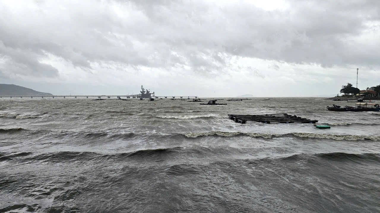 bao-so-5-giu-suc-gio-cap-14-ap-sat-bo-bien-nghe-an-091229_326.jpg
