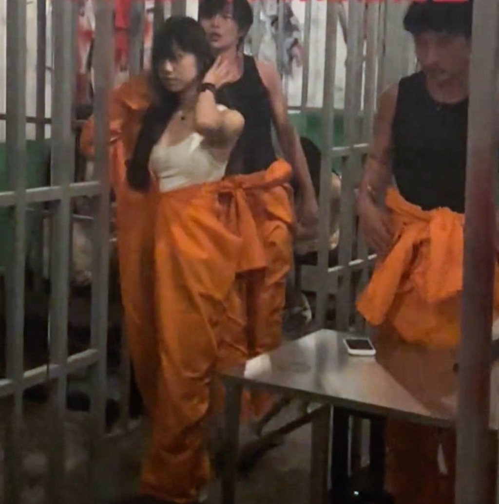 Bộ đồ liền quần màu cam đang là mốt trong ngày tại nhiều quán bar theo chủ đề nhà tù ở Trung Quốc. Ảnh: RedNote