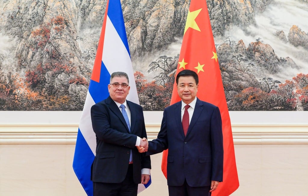 Bộ trưởng Nội vụ Cuba Lazaro Alberto Alvarez Casas (trái) cũng đã gặp Bộ trưởng Công an Trung Quốc Vương Tiểu Hồng tại Bắc Kinh vào thứ sáu. Ảnh: Xinhua