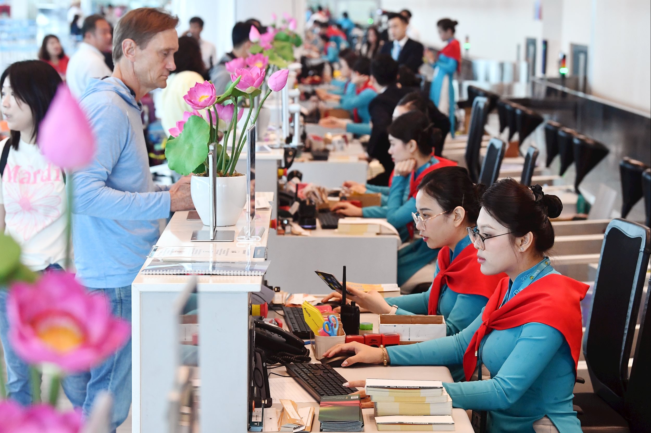 1. Quầy làm thủ tục tại sân bay rộn ràng sắc đỏ sao vàng, hành khách nhận thẻ lên tàu phiên bản đặc biệt in biểu tượng 2_9