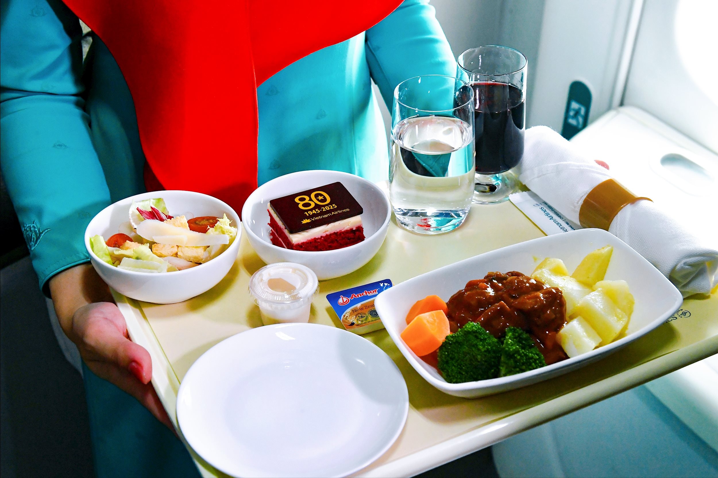 3. Cận cảnh lát bánh kem in biểu tượng kỷ niệm, món tráng miệng gợi nhắc ngày Tết Độc lập