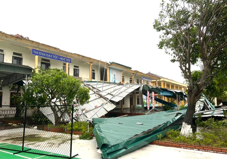 Trường THCS Hoa Liên ở xã Cổ Đạm bị tốc mái nghiêm trọng sau bão số 5, ảnh hưởng lớn đến cơ sở vật chất dạy và học.