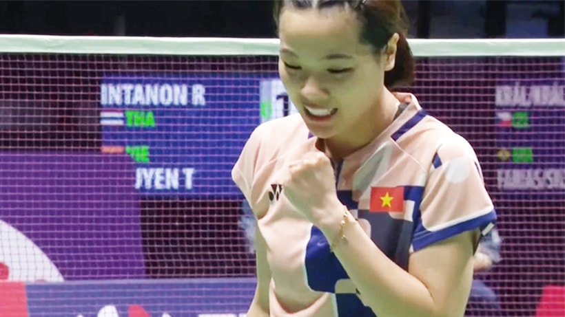 Nguyễn Thùy Linh ăn mừng khi ghi điểm trước Ratchanok Intanon. (Ảnh: BWF)