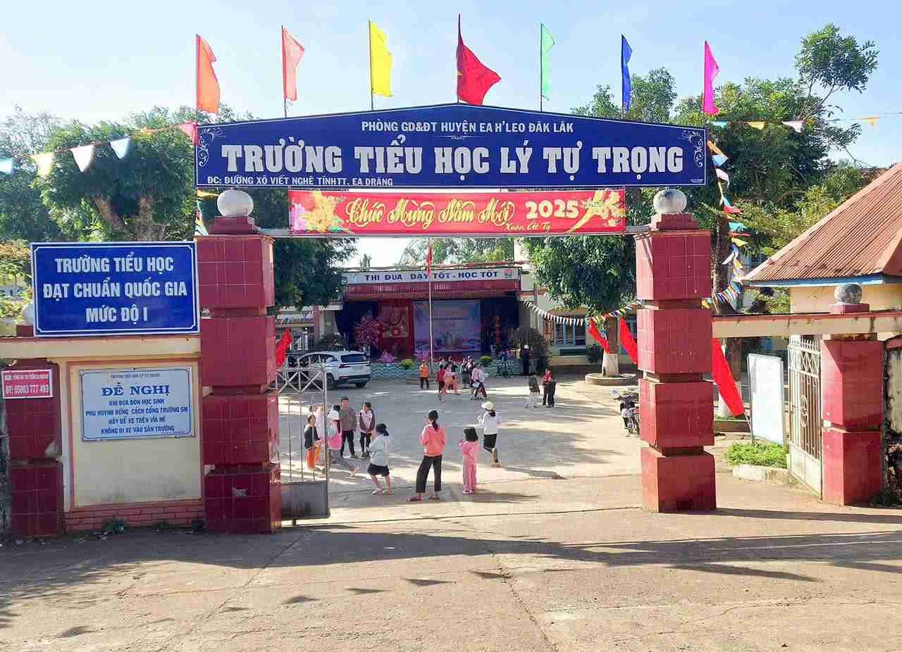 Trường học ở Đắk Lắk dừng đổi đồng phục sau phản ánh của phụ huynh
