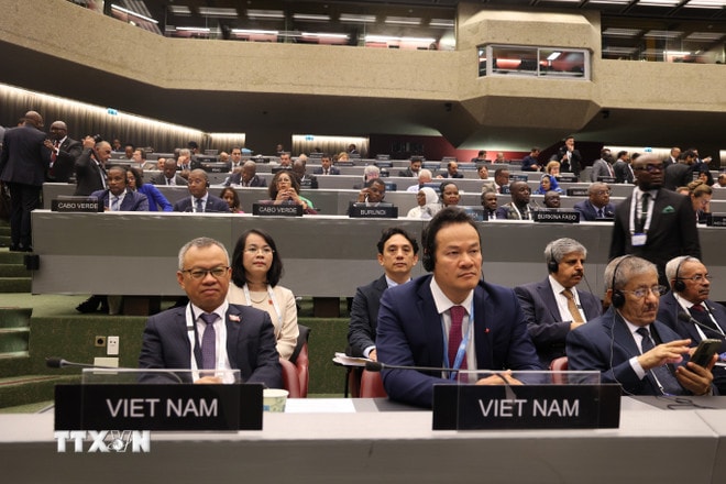 Phó Chủ nhiệm Ủy ban Đối ngoại của Quốc hội Nguyễn Mạnh Tiến cùng Đại sứ Mai Phan Dũng - Trưởng Phái đoàn Việt Nam tại Geneva và các đại biểu của đoàn Việt Nam tham dự Đại hội đồng IPU 149. (Ảnh: Anh Hiển/TTXVN) ttxvn-viet-nam-ipu.jpg