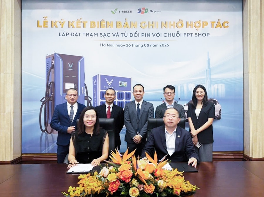 Đại diện V-Green và FPT Retail ký biên bản ghi nhớ hợp tác phát triển mạng lưới trạm sạc ô tô điện và trạm đổi pin xe máy điện - Ảnh: VF
