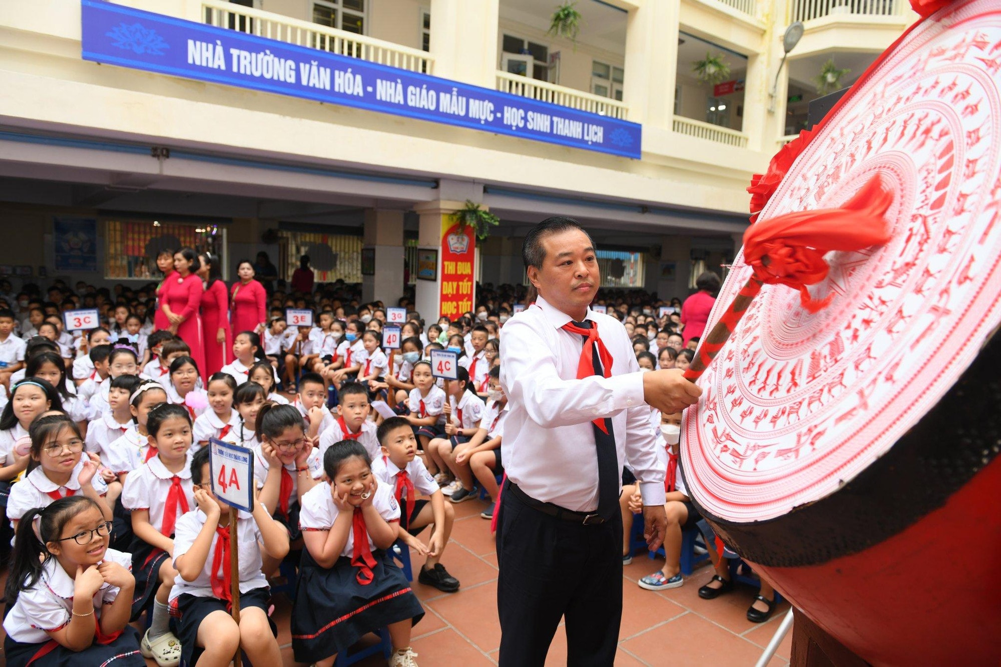 Tiếng trống tựu trường hôm nay bắt đầu cho một năm học mới với đầy niềm vui của các em học sinh. (Ảnh: Thành Đạt)