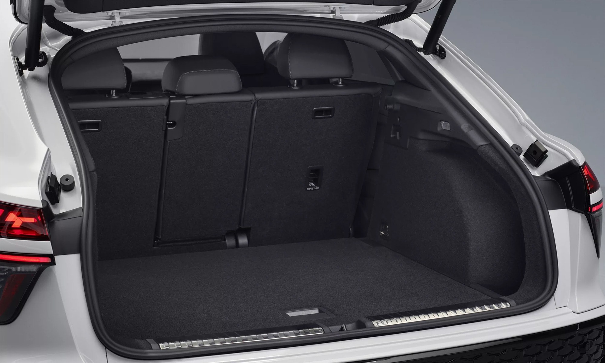 Dung tích khoang hành lý nhỏ hơn so với bản thường - Ảnh: Audi