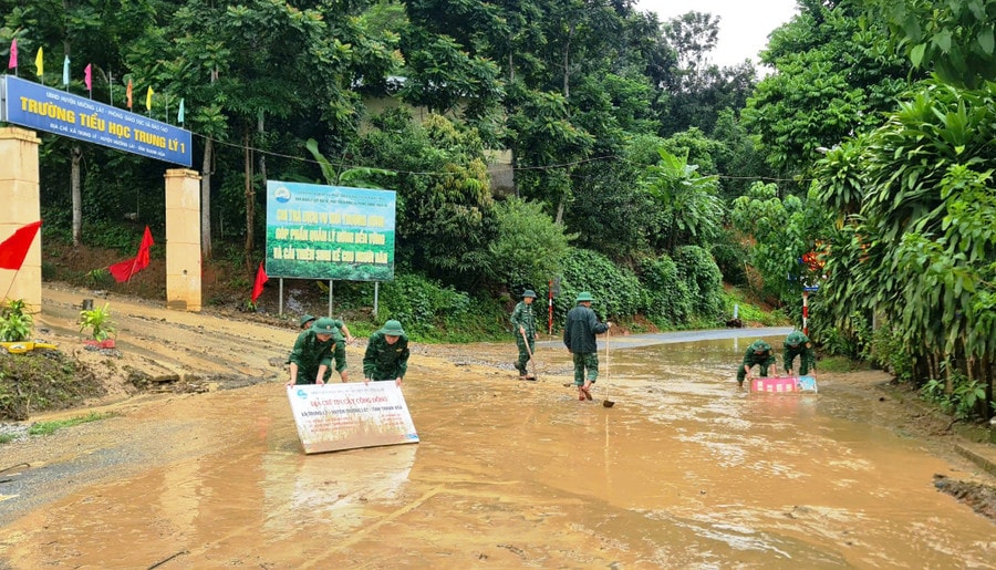 Cán bộ, chiến sỹ Đồn Biên phòng Trung Lý giúp Trường Tiểu học Trung Lý 1 khắc phục hậu quả thiên tai. (Ảnh: Hoàng Anh)