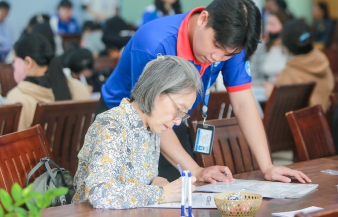 Cô Tú Hoàng làm thủ tục nhập học ở trường Đại học Văn Hiến, ngày 25/8. Ảnh: