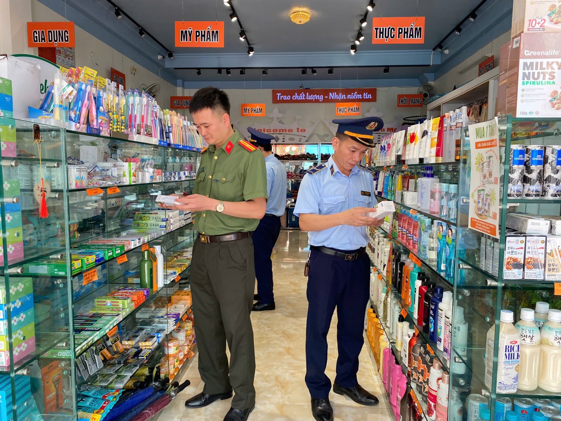 Đội QLTT số 6 phối hợp với các lực lượng kiểm tra hộ kinh doanh trên địa bàn thành phố Lạng Sơn, tỉnh Lạng Sơn