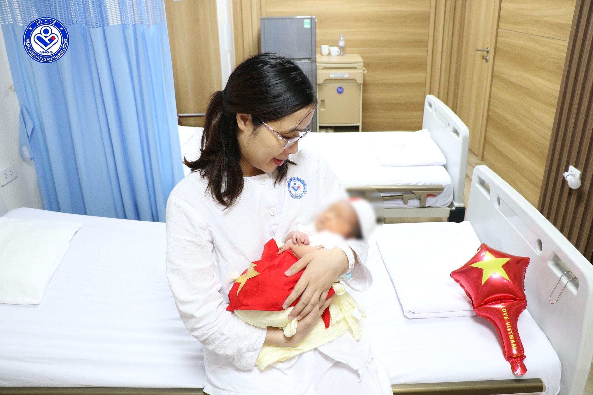 Người mẹ hạnh phúc đón con gái chào đời từ phôi thai trữ đông hơn 1 thập niên trước- Ảnh 2.
