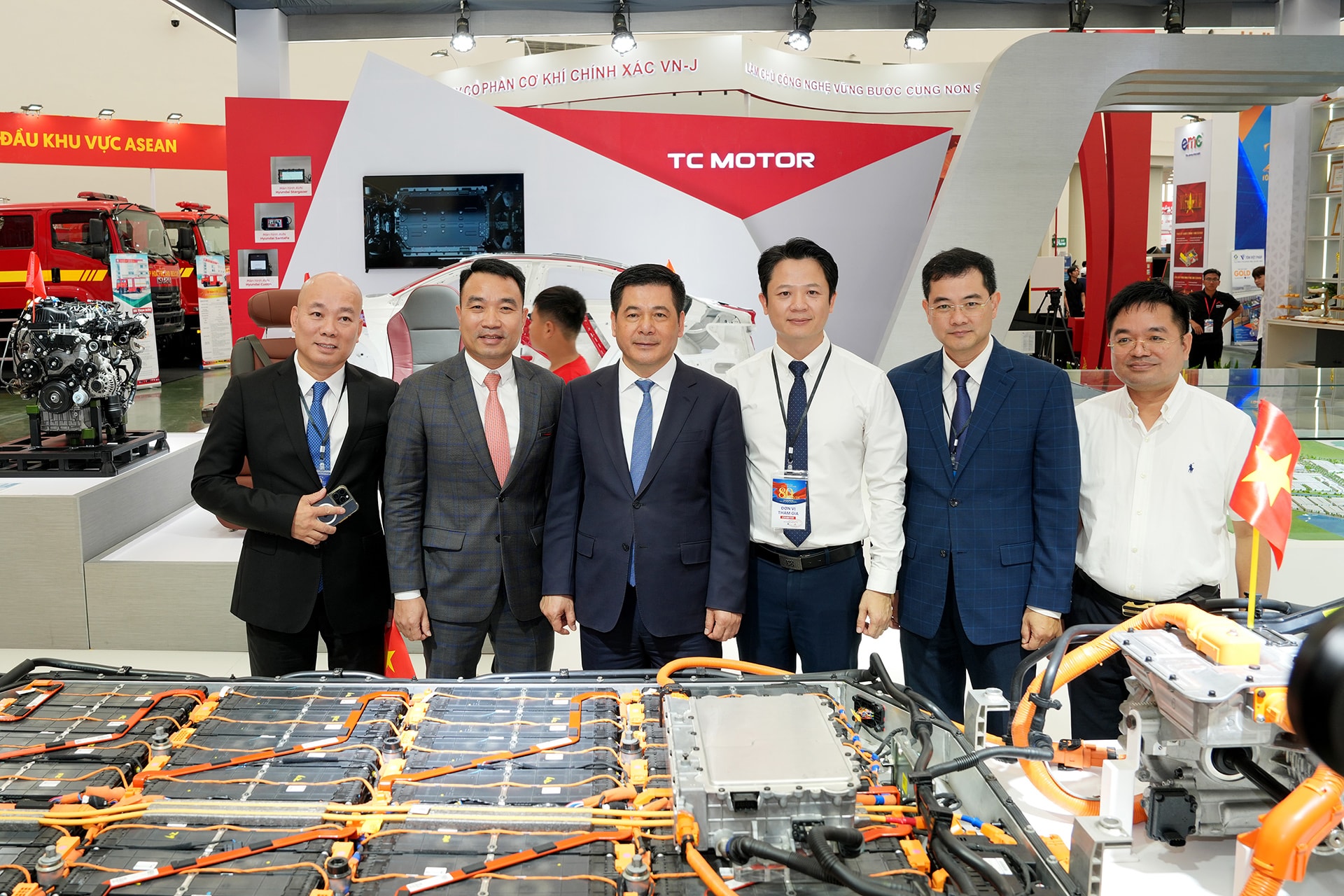 Bộ trưởng Bộ Công Thương Nguyễn Hồng Diên (thứ 3 từ trái sang) và Phó Chủ tịch TC Group - Ông Lê Ngọc Đức (thứ 2 từ trái sang) tại không gian triển lãm của Tập đoàn Thành Công.