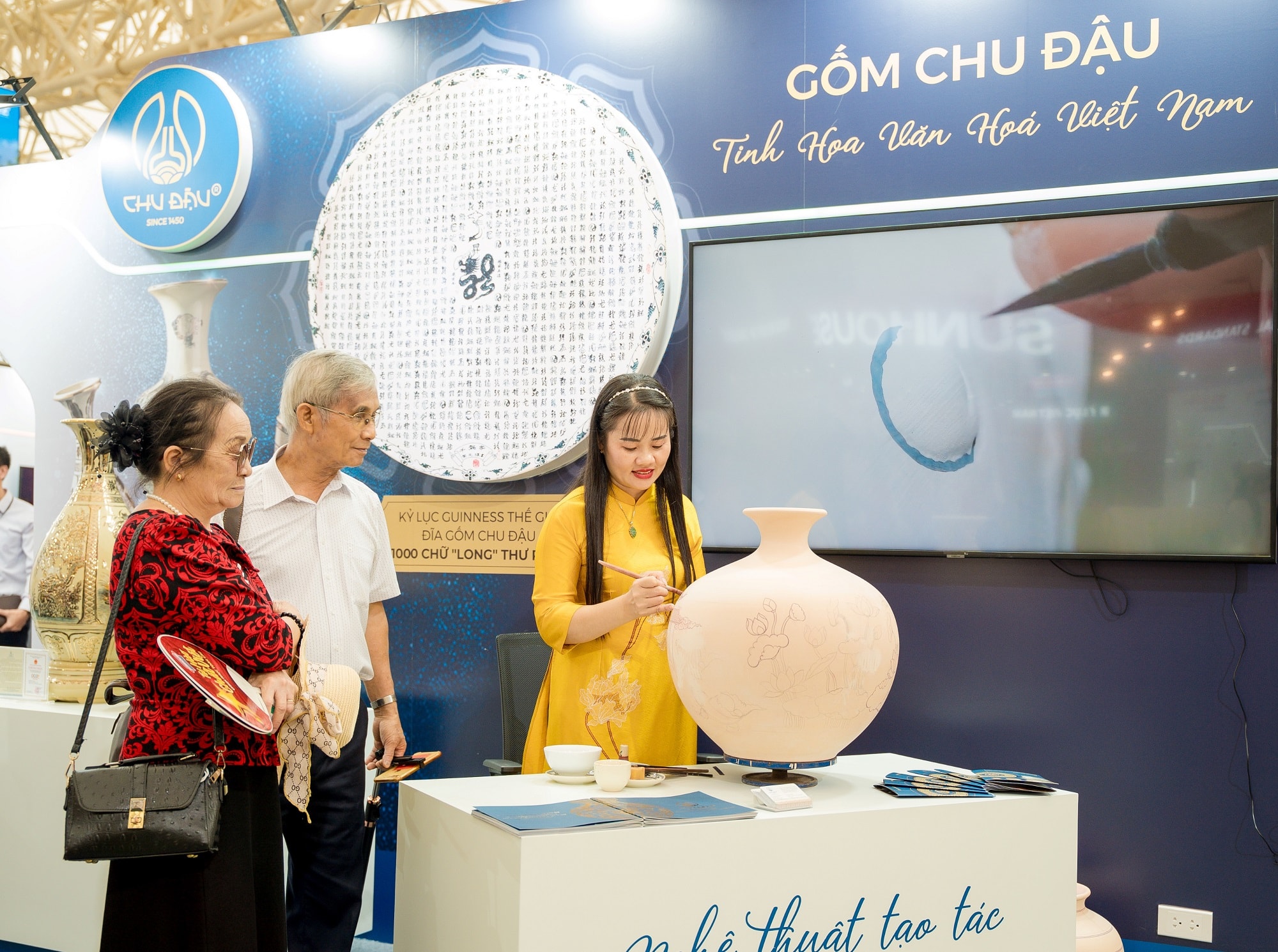 05 Màn biểu diễn nghệ thuật vẽ gốm của nghệ nhân Chu Đậu hút khách theo dõi