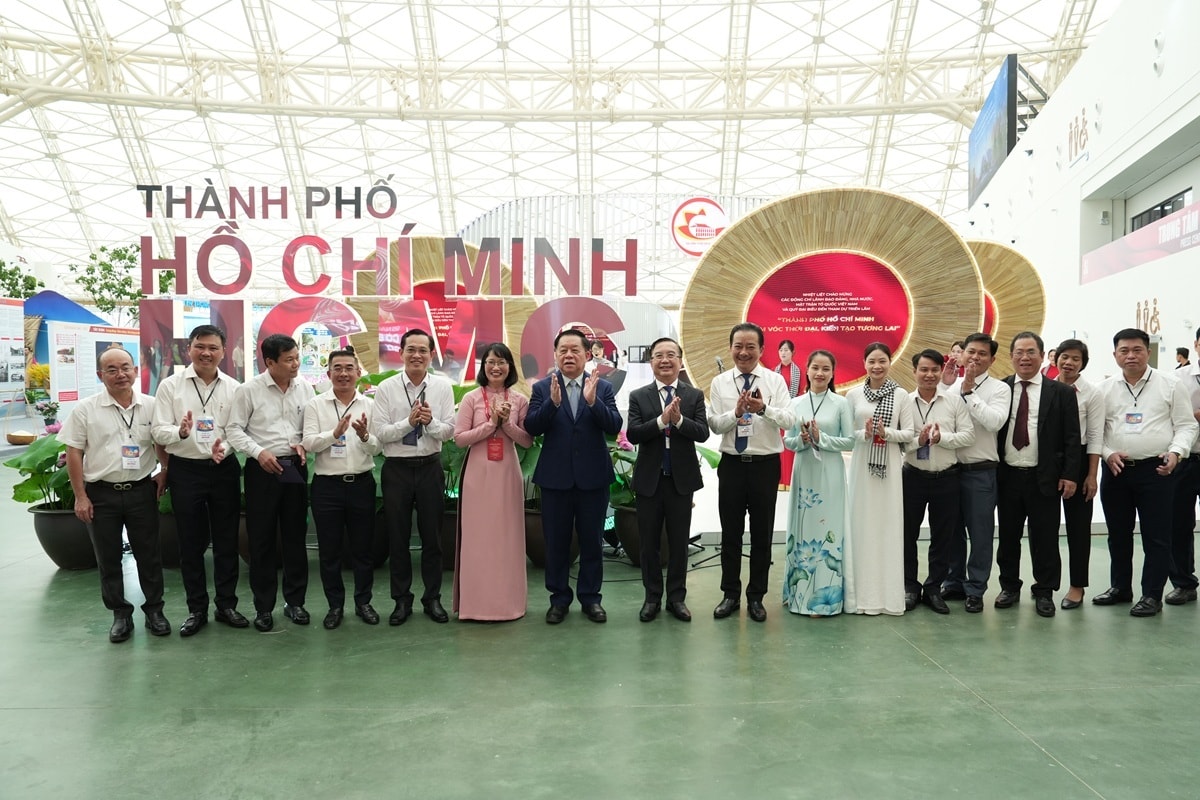 Ông Nguyễn Trọng Nghĩa, Ủy viên Bộ Chính trị, Bí thư Trung ương Đảng, Trưởng Ban Tuyên giáo và Dân vận Trung ương, chụp ảnh lưu niệm với các đại biểu tại khu trưng bày của TP HCM tại triển lãm