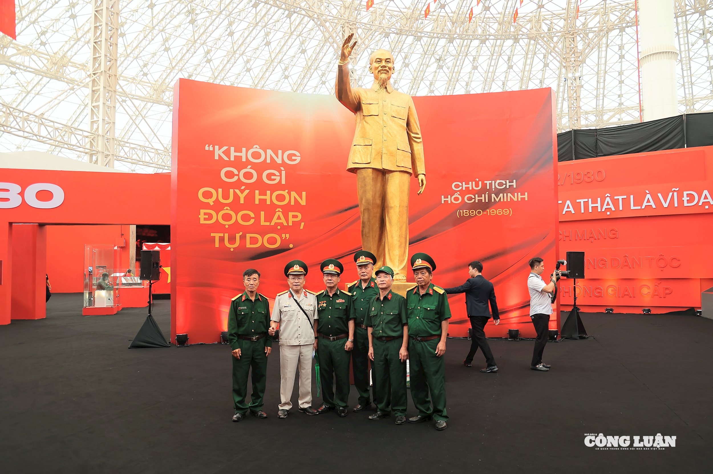 Các cựu chiến binh chụp hình lưu niệm tại triển lãm
