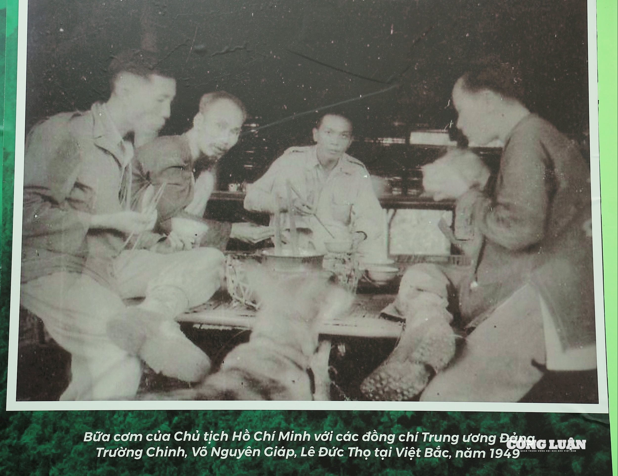 Bữa cơm của Chủ tịch Hồ Chí Minh với các đồng chí Trung ương Đảng Trường Chinh, Võ Nguyên Giáp, Lê Đức Thị tại Việt Bắc, năm 1949.