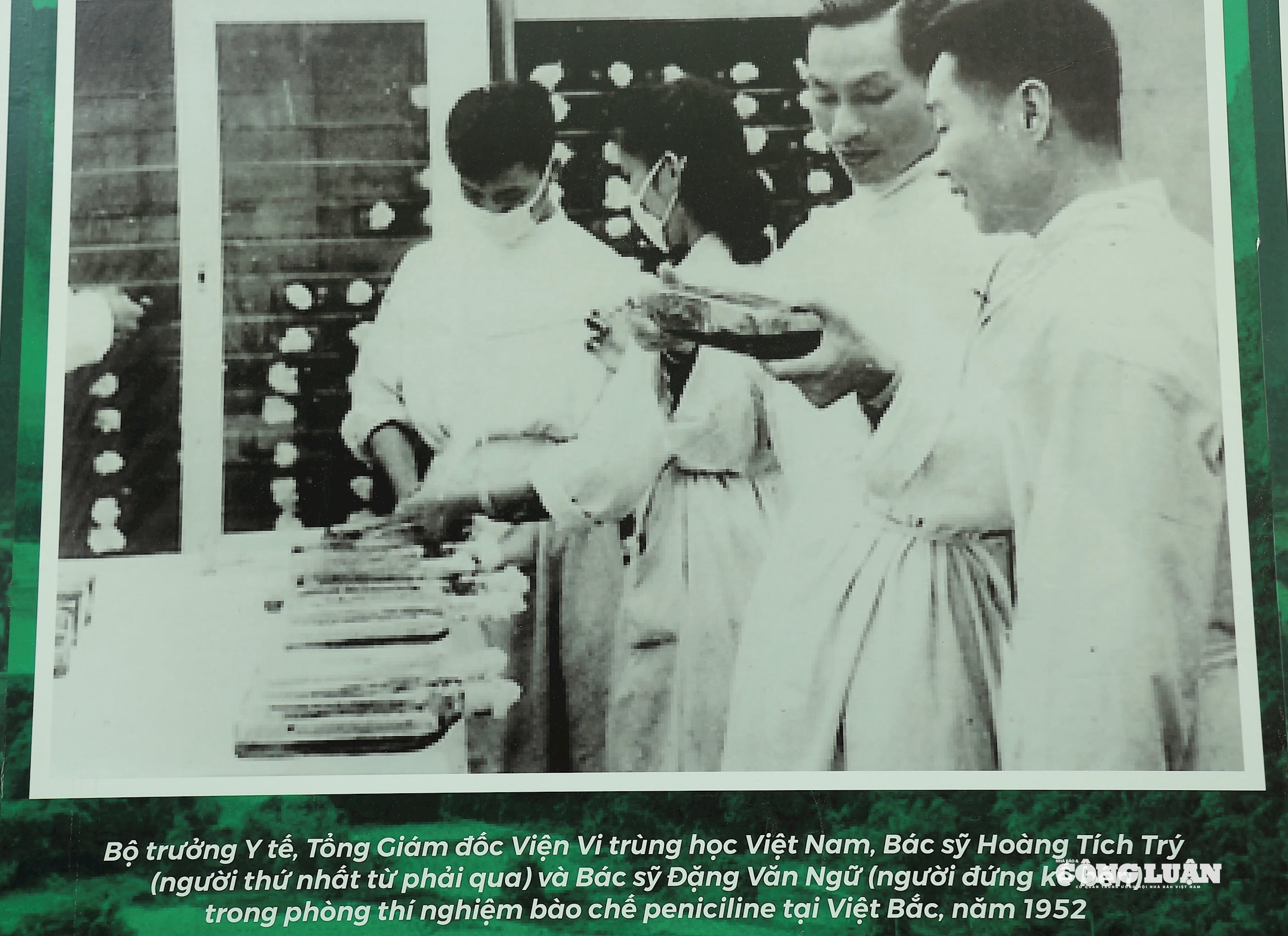 Bộ trưởng Bộ Y tế, Tổng Giám đốc Viện Vi trùng học Việt Nam, Bác sĩ Hoàng Tích Trý (người thứ nhất từ phải qua) và Bác sỹ Đặng Văn Ngữ (người đứng kế bên) trong phòng thí nghiệm bào chí peniciline tại Việt Bắc, năm 1952.